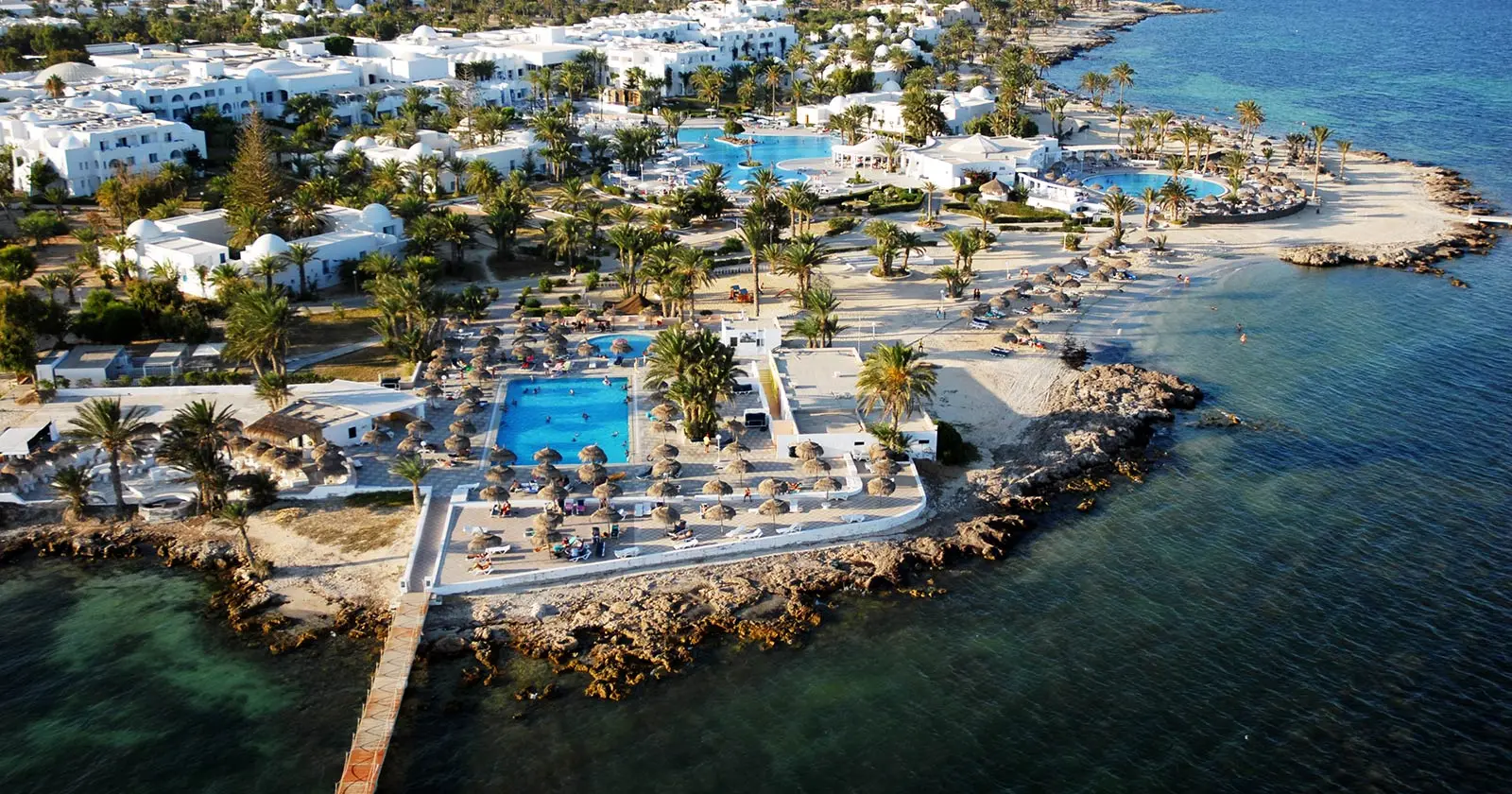Vue aérienne de la côte hôtelière de Djerba et de son lagon
