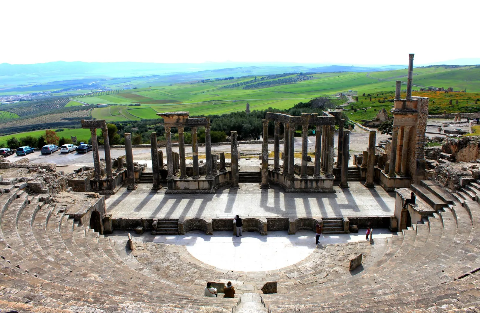 Théâtre romain de Dougga dominant la campagne du Nord-Ouest